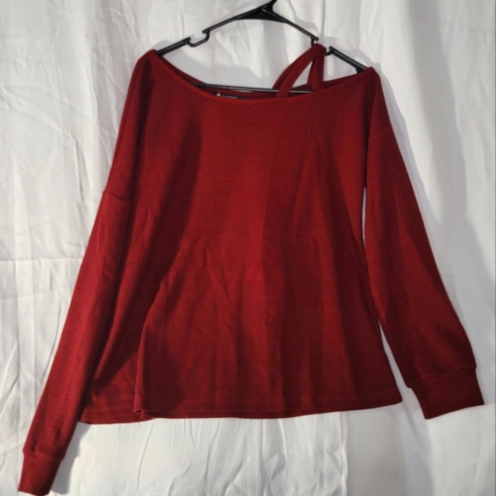 NWT Women's single cold shoulder criss-cross top